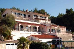 ein großes Gebäude mit Balkonen darauf in der Unterkunft Apartment Rabac 12 in Rabac