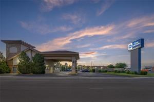 een tankstation met een bord ervoor bij Best Western El Rancho Palacio in Roswell