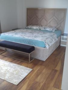 Un dormitorio con una cama con un edredón azul. en Vila Dervish ÇELA - MOKER, en Pogradec 23 fotos más