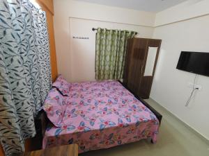 Ένα ή περισσότερα κρεβάτια σε δωμάτιο στο Studio rooms with attached washroom