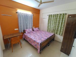 Ένα ή περισσότερα κρεβάτια σε δωμάτιο στο Studio rooms with attached washroom