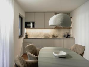 フーネスにあるDolominaの部屋にテーブルと椅子のあるキッチン