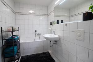 Et badeværelse på Auer Talblick + 13 billeder