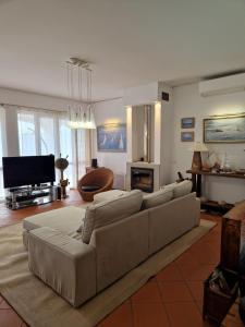 Μια τηλεόραση ή/και κέντρο ψυχαγωγίας στο L'Oasis Palm Beach House +17 φωτογραφίες