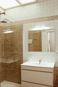 une salle de bain avec lavabo et douche dans l'établissement Casinha da Praia - Vila Nova de Gaia, à Vila Nova de Gaia 31 autres photos