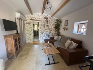 a living room with a couch and a table at Mahayana, entre mer et collines in Toulon