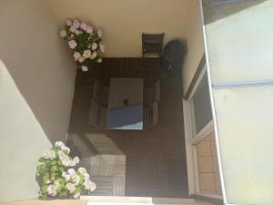 an overhead view of a room with flowers on the wall at Villa Estelle et villa Jean, ensemble de 2 villas Wimereusienne in Wimereux +13 photos