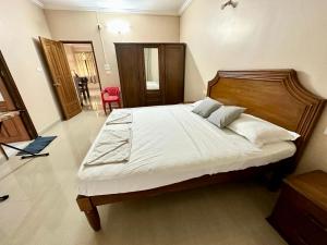 a bedroom with a large bed with a wooden headboard at Beachside luxury getaway in Cana