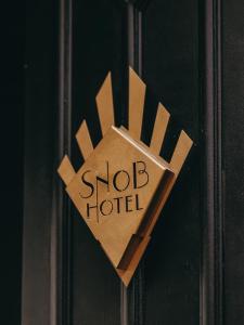 Certifikát, hodnocení, plakát nebo jiný dokument vystavený v ubytování Snob Hotel