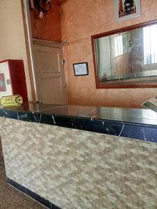 a granite counter top in a kitchen with a window at Hôtel des cedres azrou in Oulad Akkou