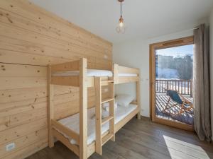 Posteľ alebo postele v izbe v ubytovaní Appartement au pied des pistes - 6 adultes + 2 enfants, 4 chambres, parking, wifi - FR-1-570-40