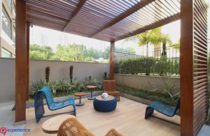a patio with chairs and tables on a building at Studios no Morumbi in Sao Paulo