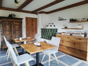 A kitchen or kitchenette at Gästehaus Pürstl-Kocher