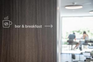 Una puerta con un cartel que dice bar y desayuno. en Smarthotel brenner24, en Brennero 78 fotos más