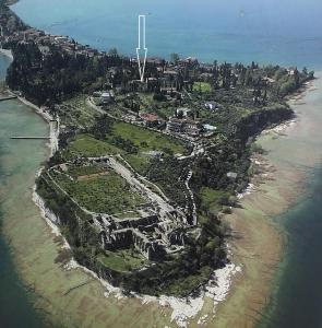 una vista aérea de una isla en el océano en Suite Deluxe a Villa Paradiso, en Sirmione