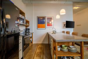 - une cuisine avec un grand îlot et un comptoir dans l'établissement Downtown Lynchburg, Vault Loft, 1,500 sq. ft., Va, à Lynchburg