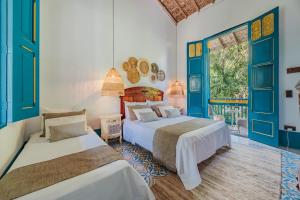 a bedroom with two beds and a window at Hotel Boutique Fundadores en Cauca Viejo in Jericó