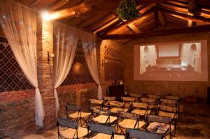 TV a/nebo společenská místnost v ubytování TENUTA SOSPESA - Exclusive Villa, Pool & Party Barn near Tuscany + 87 fotografií