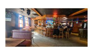 Sohvabaar või baar majutusasutuses Werry's Cottages Motel & Pub by OYO East Stroudsburg Poconos