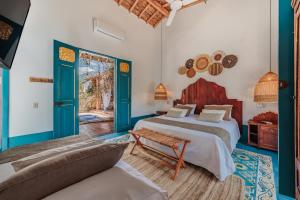 a bedroom with a bed and a couch in a room at Hotel Boutique Fundadores en Cauca Viejo in Jericó