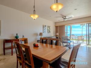 ein Esszimmer und ein Wohnzimmer mit Tisch und Stühlen in der Unterkunft Playa Blanca Premier Unit 103 in San Carlos