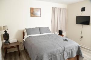 Ένα ή περισσότερα κρεβάτια σε δωμάτιο στο The Newly Renovated Vintage Home