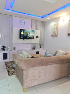 イケジャにあるThe Panache Luxury Apartmentのリビングルーム(大きなソファ、テレビ付)