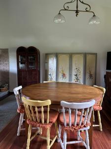 a dining room with a wooden table and chairs at Casa AsCampinas in Ourense