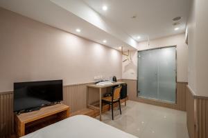 Televiisor ja/või meelelahutuskeskus majutusasutuses 慶爾喜旅館長沙館Cheers Loft Self Check-in Hotel