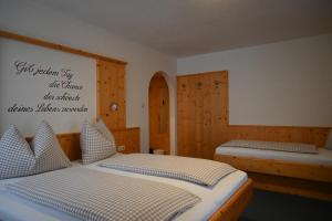 A bed or beds in a room at Gästehaus Pürstl-Kocher