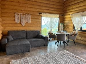 ein Wohnzimmer mit Sofa und Tisch in der Unterkunft Sub Stele Chalets in Holbav + 14 Fotos