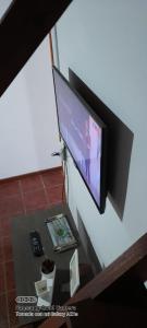 Un televisor de pantalla plana colgado en una pared en Ensueños del mar, en Las Toninas
