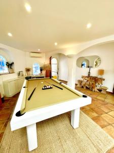 a game room with a pool table in it at Villa provençale Golfe St Tropez climatisée piscine chauffée, Spa, billard, Wifi haut débit pro in Gassin