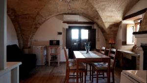 a kitchen and dining room with a table and chairs at Il Casolare in San Giovanni Teatino