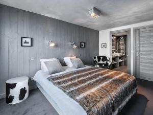 a bedroom with a large bed and a chair at Grand appartement raffiné et design à Courchevel, 5 chambres, 10 pers., proche remontées mécaniques - FR-1-563-14 in Courchevel