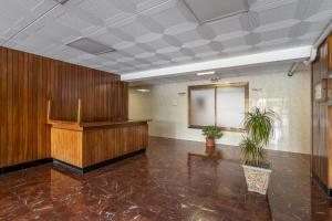 a meeting room with a podium and plants in it at Acogedor Apartamento Centro , Cerca de Plaza España y Barcelona in Hospitalet de Llobregat