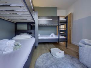 Posteľ alebo postele v izbe v ubytovaní Appartement moderne à 100m du centre, 2 balcons, parking, wifi, idéal pour familles - FR-1-690-20