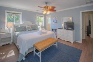 Ένα ή περισσότερα κρεβάτια σε δωμάτιο στο 380 Tarpon Blvd +43 φωτογραφίες