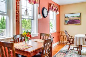 ManchesterにあるWalk to the T North Shore Retreat Near Salem Fun!のダイニングルーム(テーブル、壁掛け時計付)