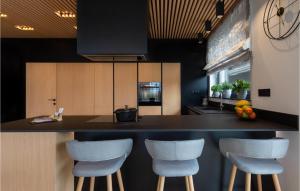 une cuisine avec un comptoir avec quatre tabourets de bar dans l'établissement Stunning Home In Nedescina With Wifi, à Nedeščina