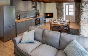 a living room with a couch and a kitchen at 2 Bedroom Nice Home In Veprinac in Veprinac