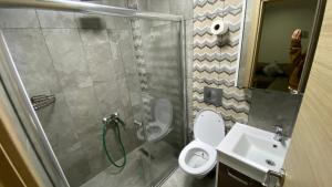 Un baño con ducha, inodoro y lavabo. en Nehir Suite Hotel, en Uzungöl 20 fotos más