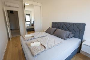 Postel nebo postele na pokoji v ubytování Apartman M Trebinje + 17 fotografií