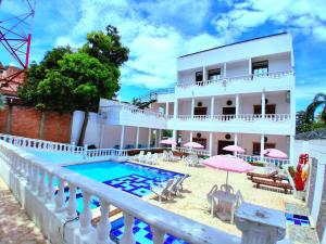 a hotel with a swimming pool and a resort at Hotel Santa Fe del Parque in Santa Fe de Antioquia