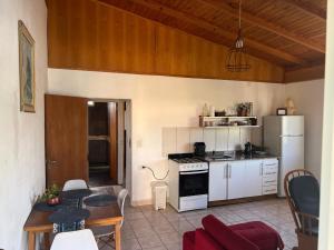 una cocina con una mesa y una estufa horno superior en El Portal, en Posadas