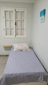 ヴィラ・ヴェーリャにあるCasa Clorophila, suíte com varanda para 4 pessoasの窓のある部屋のベッド +10枚の写真