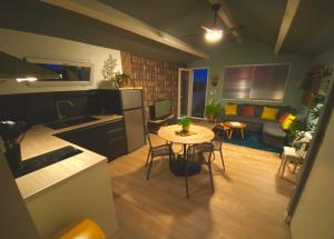 Una cocina y una sala de estar con una mesa en una habitación. en La Maison Zébulon, en Saint-Vincent-de-Paul