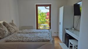 Μια τηλεόραση ή/και κέντρο ψυχαγωγίας στο SBE Rooms - Near Salzburg And Lakes +9 φωτογραφίες