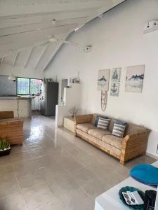 a living room with a couch and a table at casa cerca de la playa céntrico in Las Terrenas