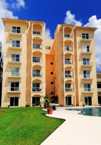 ein großes Apartmenthaus mit Pool in der Unterkunft Ave Fénix Cozumel in Cozumel